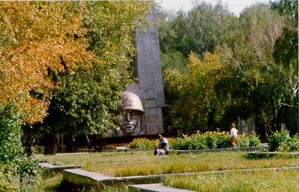 Памятник   тракторозаводцам,  г. Челябинск, Сад Победы