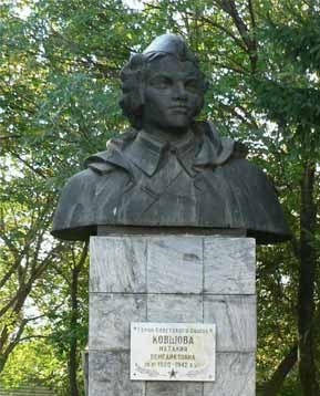 Памятник Наташе Ковшовой (во дворе школы № 56 по ул. Кузнецова, 33, г. Челябинск)