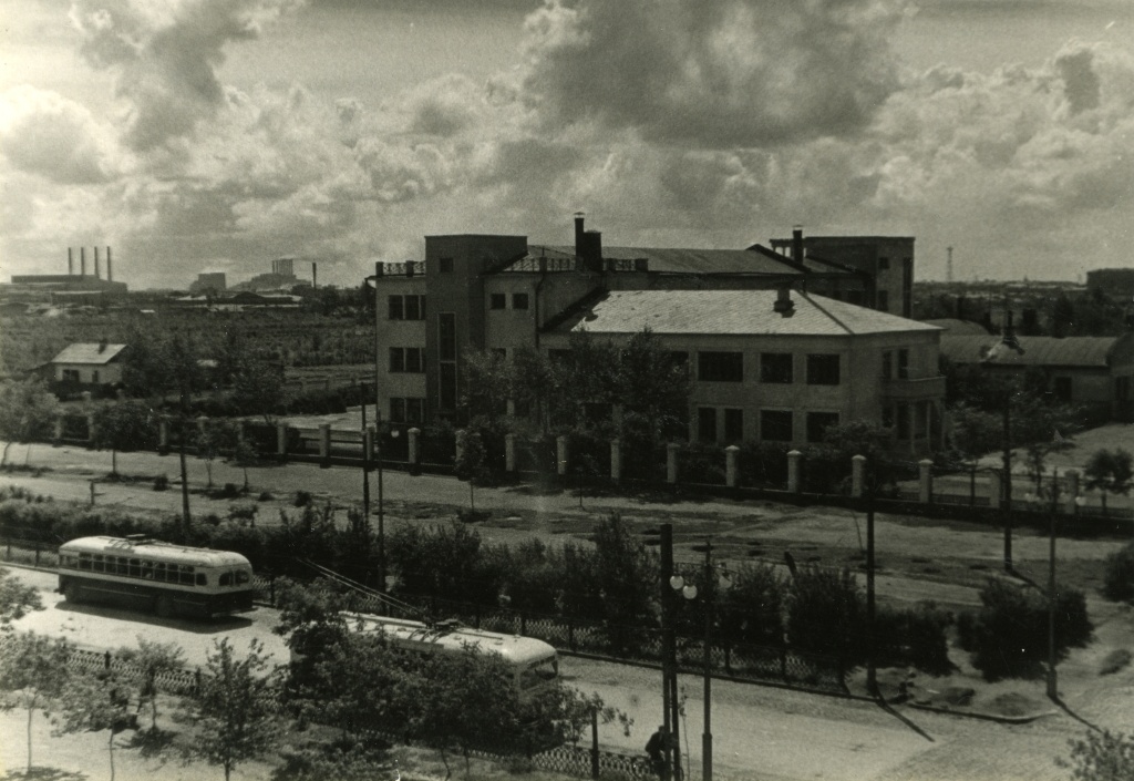 Вид сверху на ул. Спартака (пр. Ленина) около школы № 48 в г. Челябинске.jpg