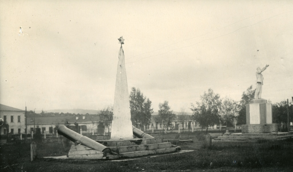Обелиск на братской могиле расстрелянных членов первого большевистского Совета г. Сатки 1961.jpg