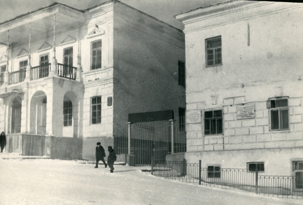 Здания в которых с 1922 года находился комитет комсомола г. Усть-Катава 1960-t.jpg