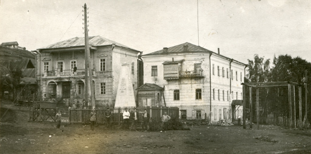 Здания в которых с 1922 года находился комитет комсомола г. Усть-Катава 1925.jpg