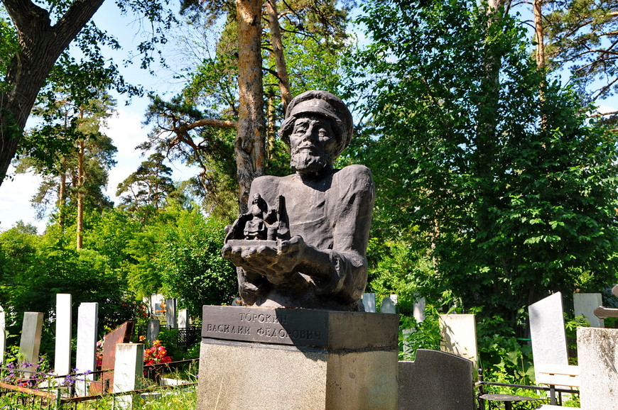 2.старое захоронение скульптора Каслей В.Ф.Торокина на могила на старом кладбище.jpg