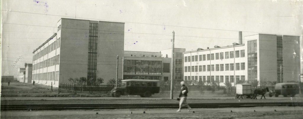 Альбом о работе РУ (ремесленного училища) 2 г. Челябинска за 1941 г. Внешний вид зданий училища.jpg