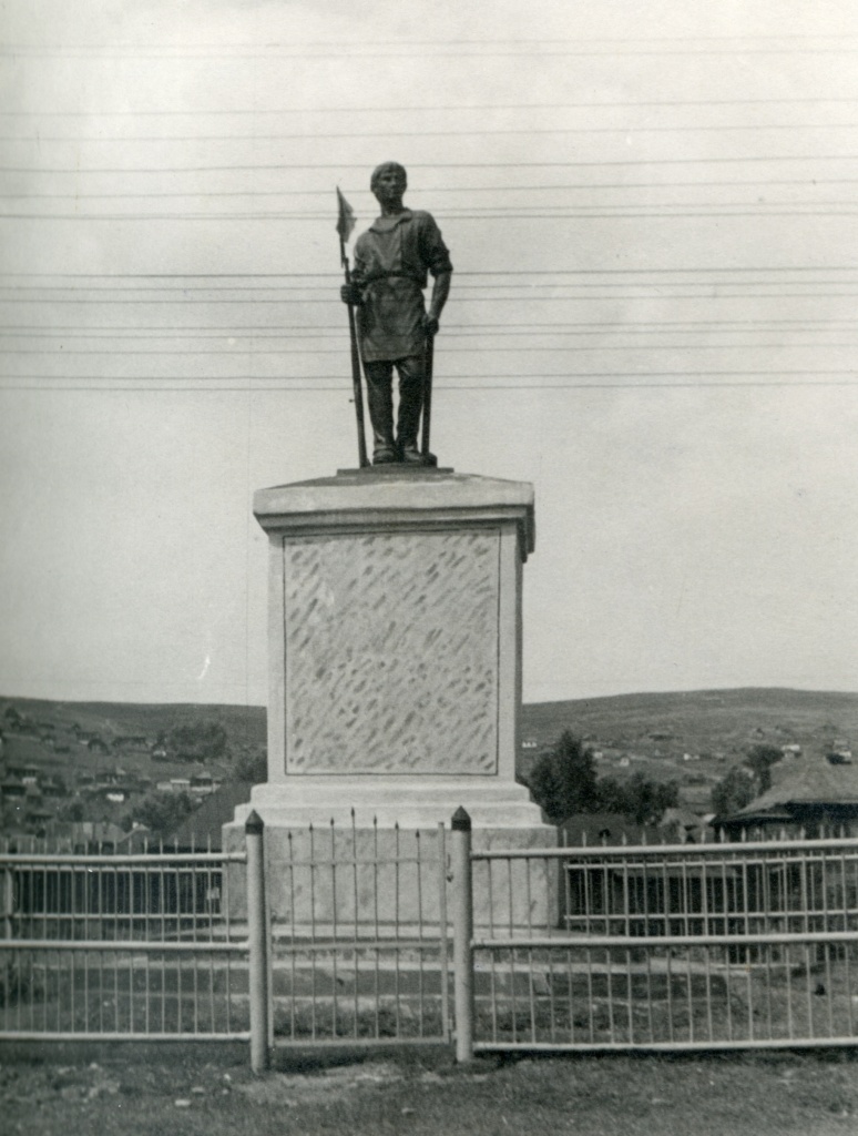 Памятник близ ст. Златоуст на месте боя красногвардейцев с белочехами 27 мая 1918 г. Сооружен в 1919—1924 гг. 1949.jpg