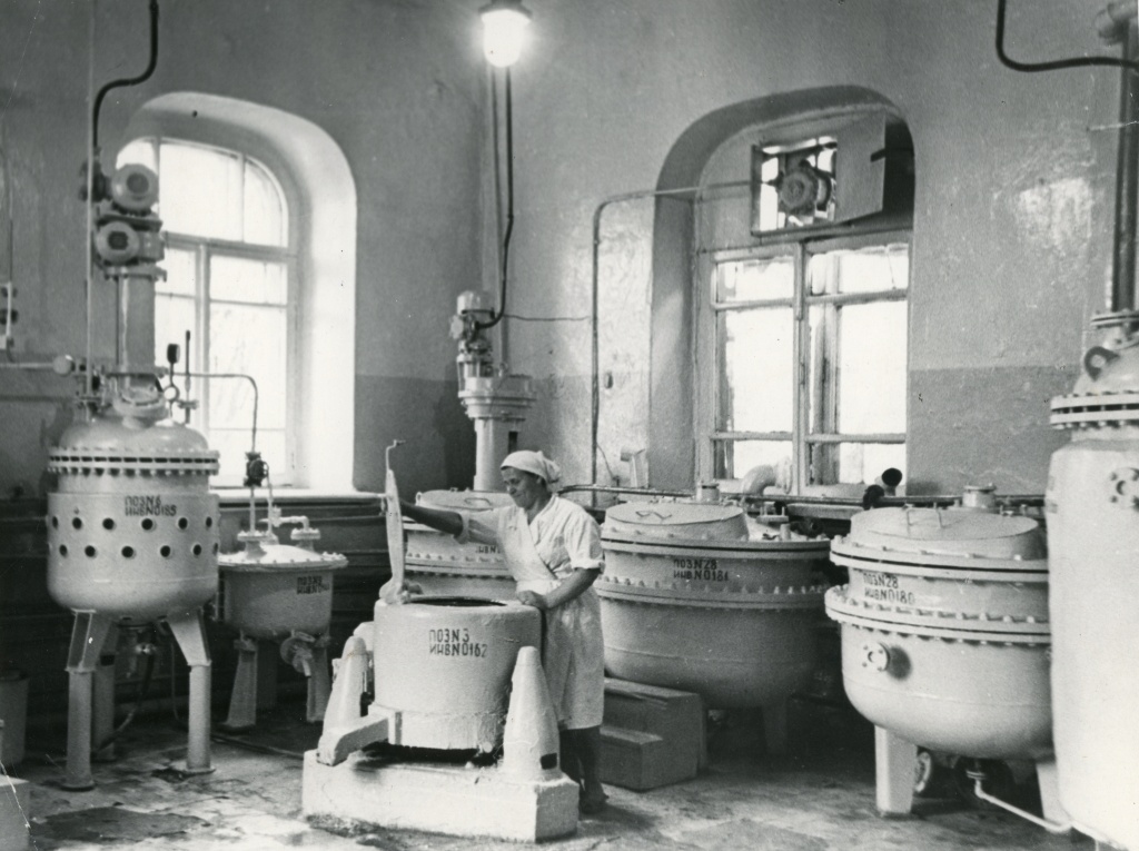 В цехе производства мединала Челябинского химико-фармацевтического завода 1960-e.jpg