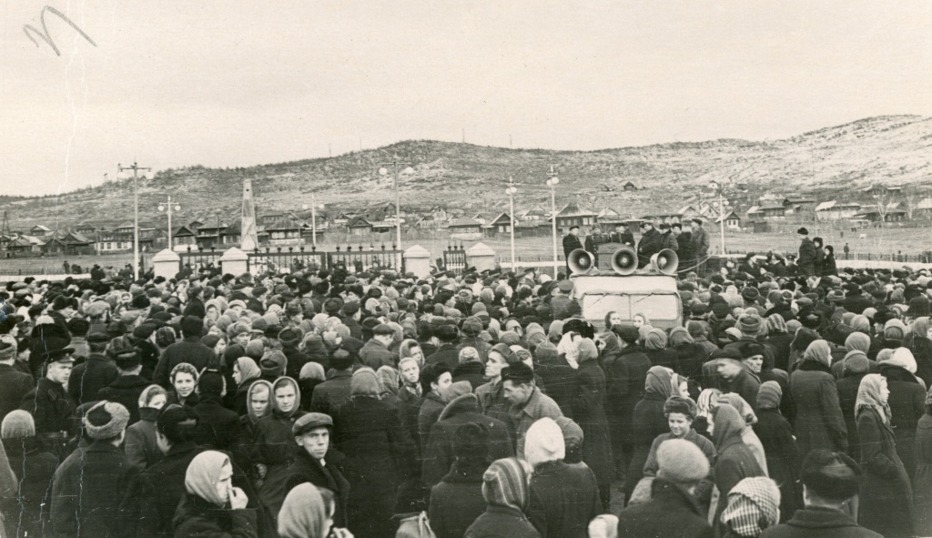 Митинг посвященный открытию памятника-обелиска на братской могиле жертв белогвардейского террора 19181919 годов 1957.jpg