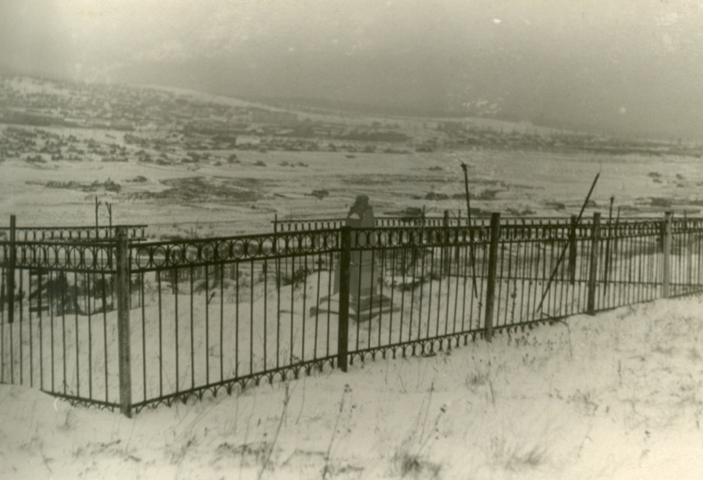 Братская могила военных моряков, погибших при крушении поезда близ Златоуста. 1949.jpg