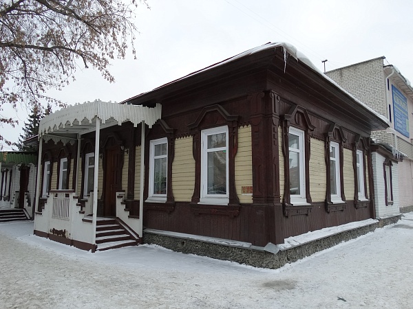 Угловой деревянный одноэтажный дом Берестова, г. Челябинск, ул. Елькина, 28