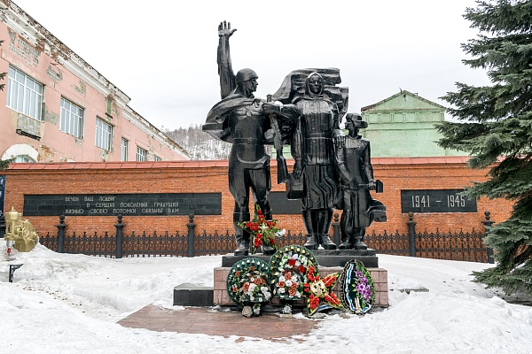 Памятник героям фронта и тыла з-да им. Ленина (ныне   