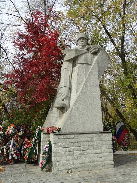 Памятник воинам, павшим в годы Великой Отечественной войны, п. Аргаяш, на площади напротив дома по ул. 8 марта, 34