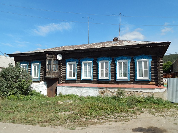 Дом жилой 1-этажный деревянный на высоком цоколе (с эркером), Челябинская область, г. Миасс, ул. Советская,   128