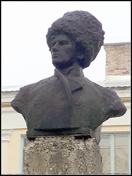 Памятник революционеру М.В. Гузакову, г. Сим, ул. Кирова, 1 (сквер МУ «Городской дворец культуры»)
