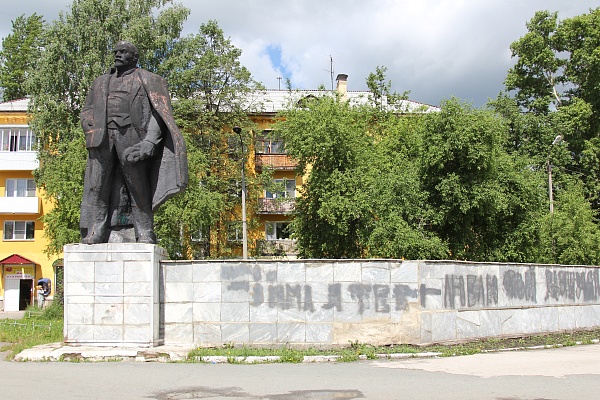 Памятник В.И.Ленину, г. Куса, пл. Ленина (Кусинская площадь), у ДК Машиностроителей