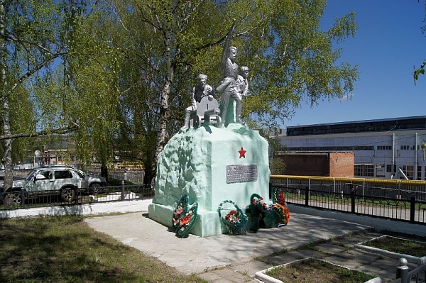 Памятник борцам революции 1917 года,  ( г. Усть-Катав, площадь Борцов революции, около здания по адресу: ул. Революционная, 10)