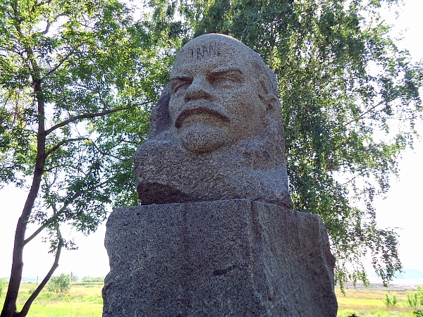 Памятник Ленину в посёлке Бажово (г. Копейск, пос. им. Бажова)