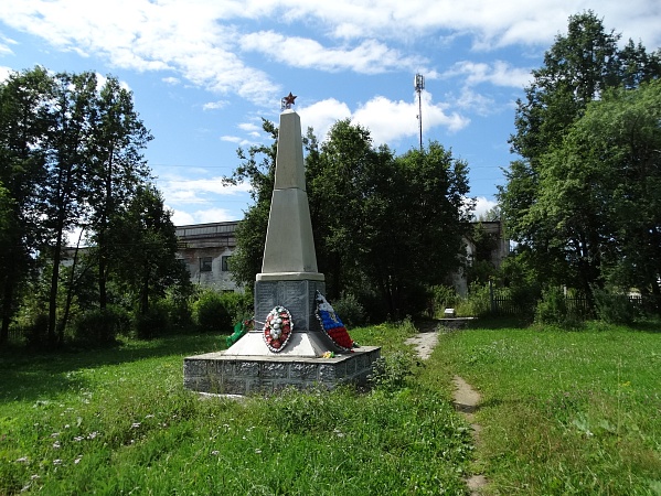 Памятник-обелиск павшим в Великую Отечественную войну 1941-45 гг. (Кусинский район, село Медведевка, ул. Братьев Пономаренко)