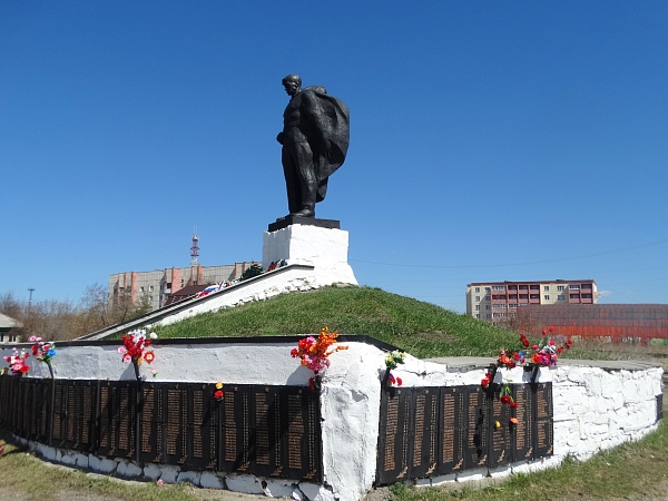 Памятник воинам-каслинцам, погибшим в Великой Отечественной войне 1941-1945 гг. (г. Касли, ул. Ломоносова, берег Красногвардейского озера)
