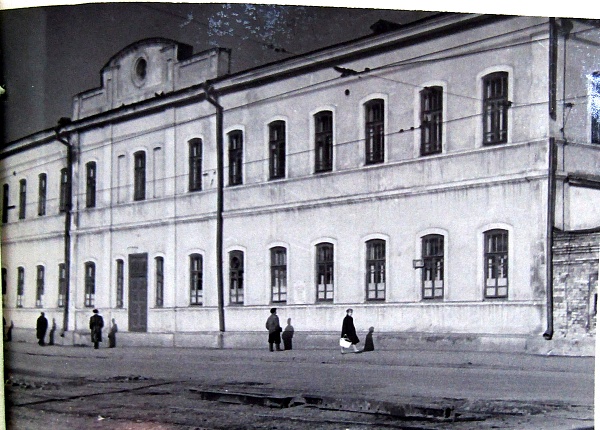 Дом двухэтажный (белая казарма), г. Челябинск, ул. Российская, 151