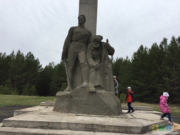 Памятник героям гражданской войны (в 3-х км от Верхнеуральска на горе Извоз)