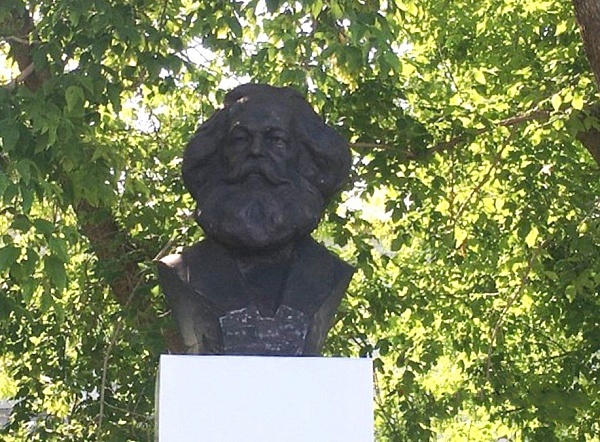 Памятник К. Марксу (г. Верхний Уфалей, пл. Металлургов)