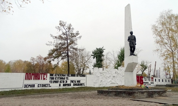 Памятник, установленный на братской могиле 96-ти рабочих-красногвардейцев, затопленных в шахте в июле 1918 г. белогвардейцами (г. Карабаш, ул. Пролетарская, ул. Павших Борцов, пл. Павших)