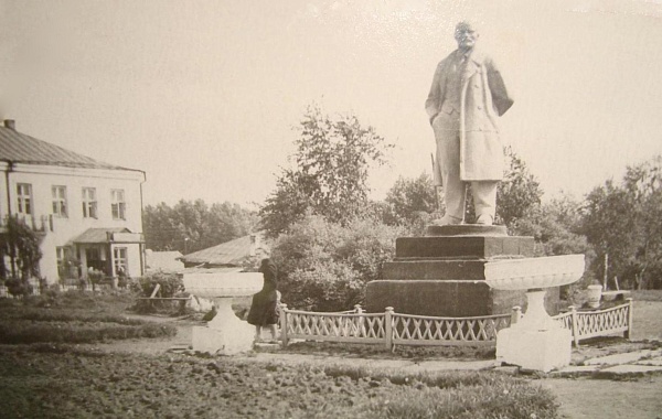 Памятник В.И. Ленину (г. Верхний Уфалей, пл. Центральная)