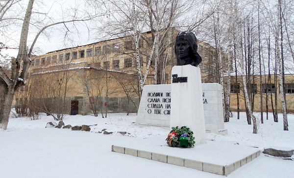 Памятник Дважды Герою Советского Союза С.В. Хохрякову (г. Копейск, ул. Борьбы, 61)