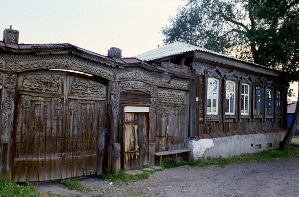 Усадьба  Кобелева, одноэтажная, деревянная, на высоком каменном цоколе, г. Касли, Луначарского   ул.,35