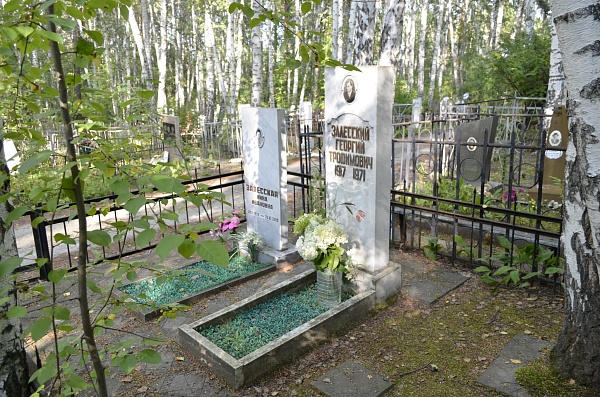 Могила бывшего директора химико-металлургического завода Г.Т. Залесского, Озерск г., старое городское кладбище, главная аллея