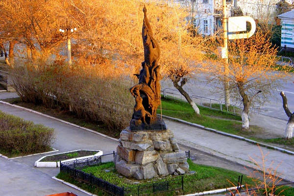Монумент Ленинскому комсомолу (Челябинская область, г. Касли, ул. Ленина, 59, рядом с кинотеатром 