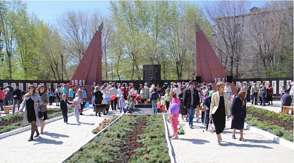 Памятник воинам-карталинцам, павшим в годы Великой Отечественной войны ( г. Карталы, на перекрёстке улиц Ленина и Славы)