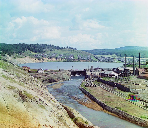 Плотина с системой подпорных подставок и каналом водосброса (г. Катав-Ивановск)
