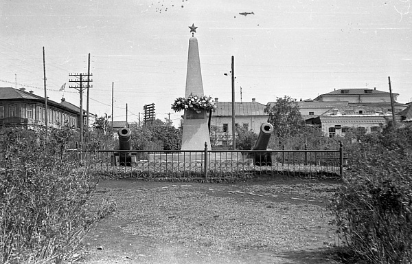 Белый каменный памятник, установленный на площади «1-е Мая» на братской могиле первым бойцам за Советскую власть в гор. Сатка, погибшим 22 июня 1918 г. (г. Сатка, пл. Первого Мая, сквер «Победы»)