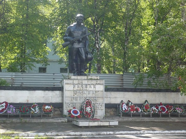 Памятник советским воинам, павшим на фронтах Великой Отечественной войны (г. Куса, ул. III Интернационала, 1)