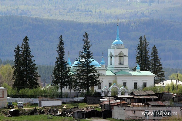 Церковь с кованой оградой и воротами (п. Нижний Уфалей, ул. Луначарского, 108-а)