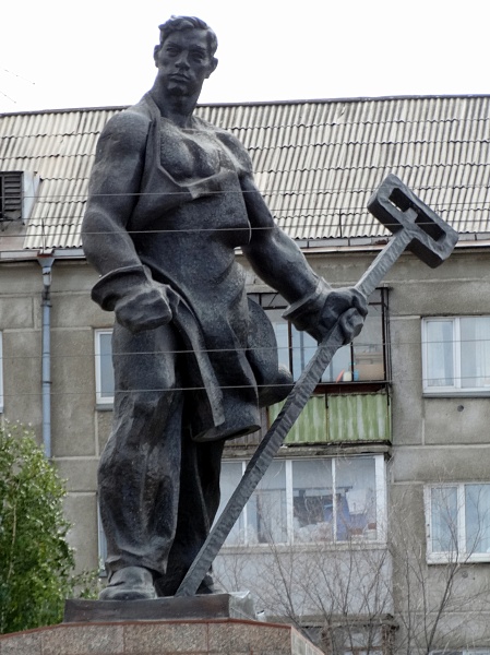 Памятник «Металлург» (г. Магнитогорск, пл. Привокзальная, напротив здания вокзала по ул. Вокзальной, 39)