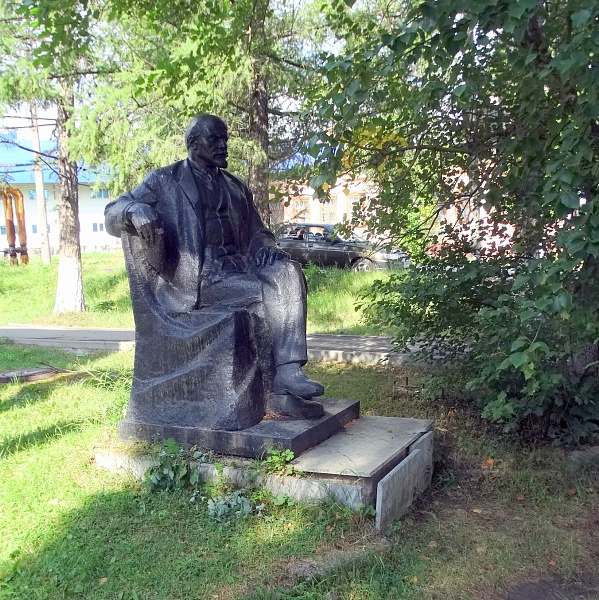 Памятник В.И. Ленину (г. Куса, ул. Бубнова, 16, у бывшего здания РК КПСС)