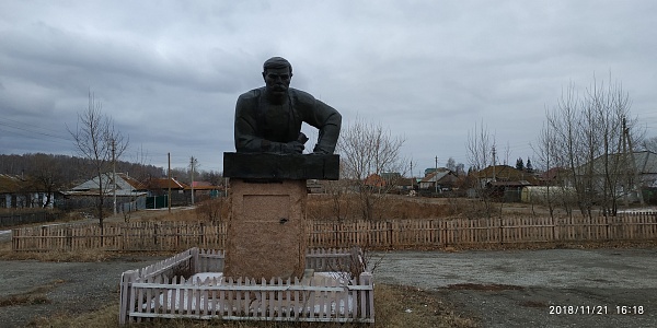Памятник первому председателю сельского Совета Ларину С.Т.,  (Уйский район, село Ларино)