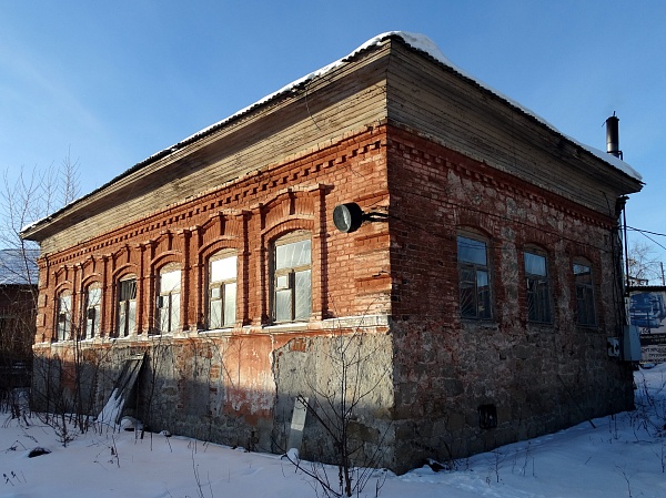 Одноэтажный каменный дом с высоким цоколем, г. Челябинск, ул. Шаумяна, 46а