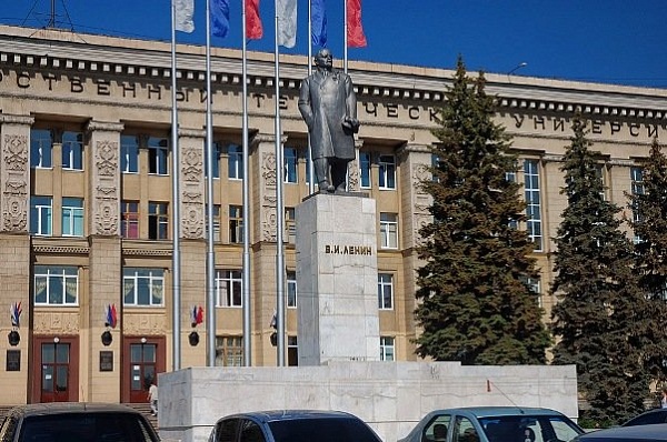 Памятник В.И. Ленину на площади Ленина (г. Магнитогорск, пл. им. Ленина)