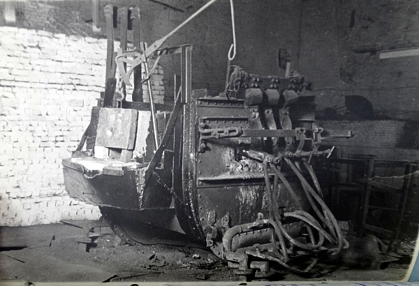 Электропечь, где была выплавлена первая нержавеющая сталь в стране, (г. Златоуст)