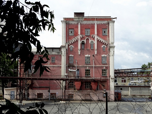 Здание бывшей мельницы торгового дома «Н.И. Петров и Ф.И. Поляков», г. Челябинск, ул. III Интернационала, 105 (107)