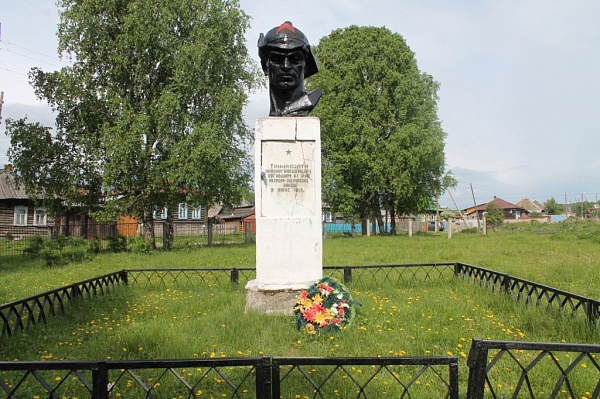 Братская могила и памятник красногвардейцам, убитым близ с. Куваши (с. Куваши, у здания школы)