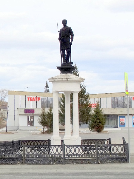 Скульптурный памятник борцам революции (г. Верхний Уфалей, пл. Центральная)