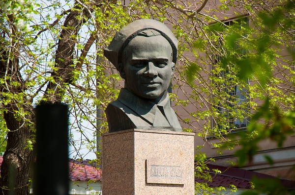 Памятник Аркадию Гайдару (у здания школы-интерната № 15 по ул. Гончаренко, 90, г. Челябинск)