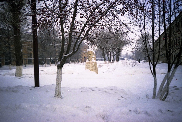Памятник М.И. Калинину (г. Копейск, территория Копейского машиностроительного завода)