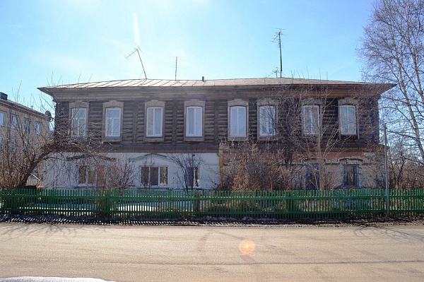 Дом краснодеревщика Богомолова (г. Верхнеуральск, ул. Ленина, 10)