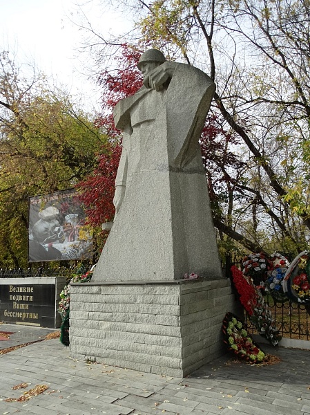 Памятник воинам, павшим в годы Великой Отечественной войны, п. Аргаяш, на площади напротив дома по ул. 8 марта, 34